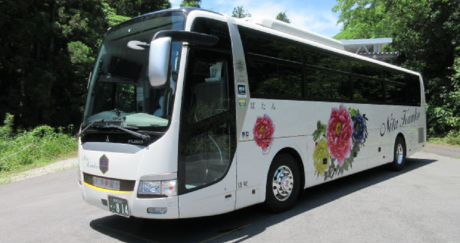 大型バス・正シート49人＋補助シート8人／平成28年製造車両 外観