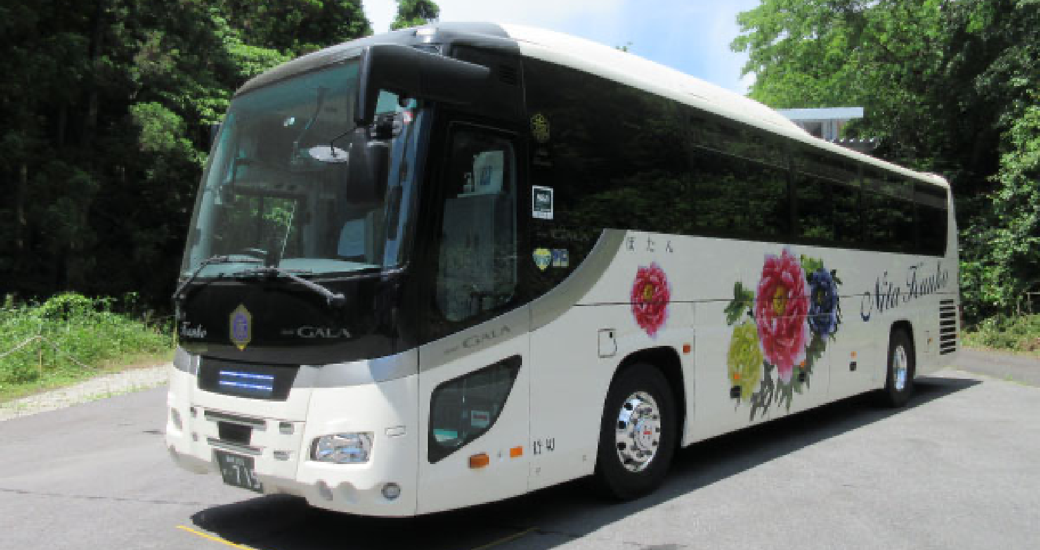 大型バス・正シート45人＋補助シート8人／平成29年製造車両 外観