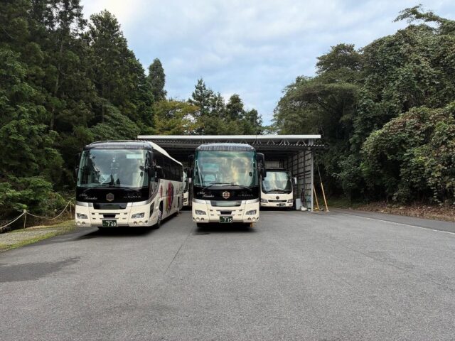 連休初日、出庫前の静けさ🚌
この後、一気にお出かけです。
今日も安全運転で👍
#仁多観光バス 
#松江観光 
#出雲大学駅伝