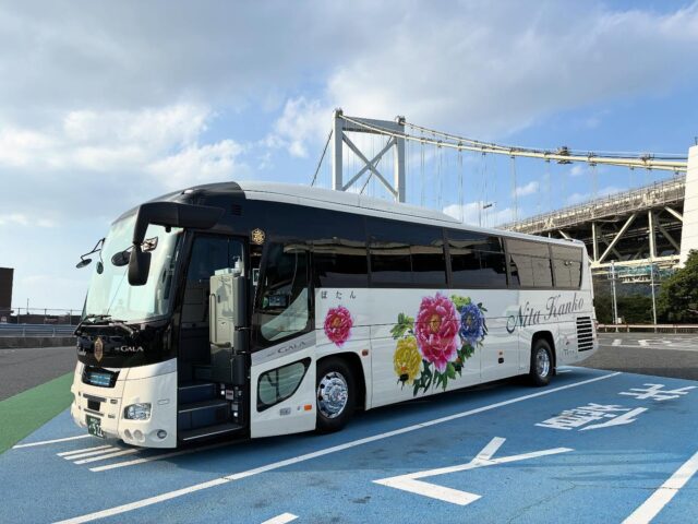 めかりPA 関門海峡をバックに🚌
フク焼き👌美味しく頂きました☆
#仁多観光バス 
#めかりパーキングエリア 
#フク焼き 
#九州旅行
