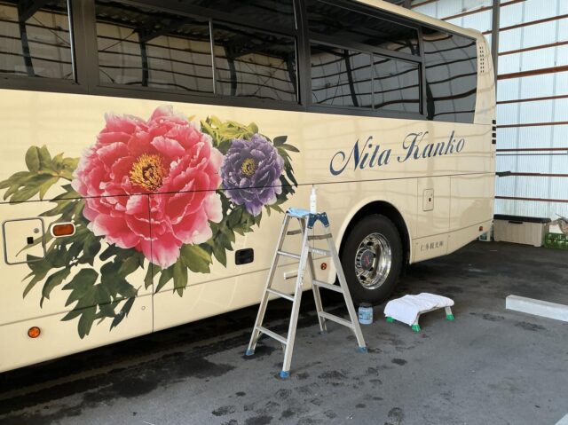 年末が近づき、少し余裕が出てきました🤲
普段から、空いた時間で掃除🧹してますが！
天気が良く、時間が空いたら⏰本気でゴシゴシ
1年間働いてくれた🚌綺麗にしてあげます👍
来年も綺麗なバスで🚍お客様お迎えします。
#仁多観光バス 
#島根県観光スポット