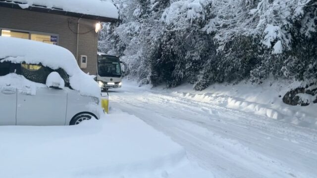 おはようございます。
お客様を安全にお運びするために🚌
チェーン⛓️で縛って行って来ます🤲
#仁多観光 
#松江市大雪
#渋滞